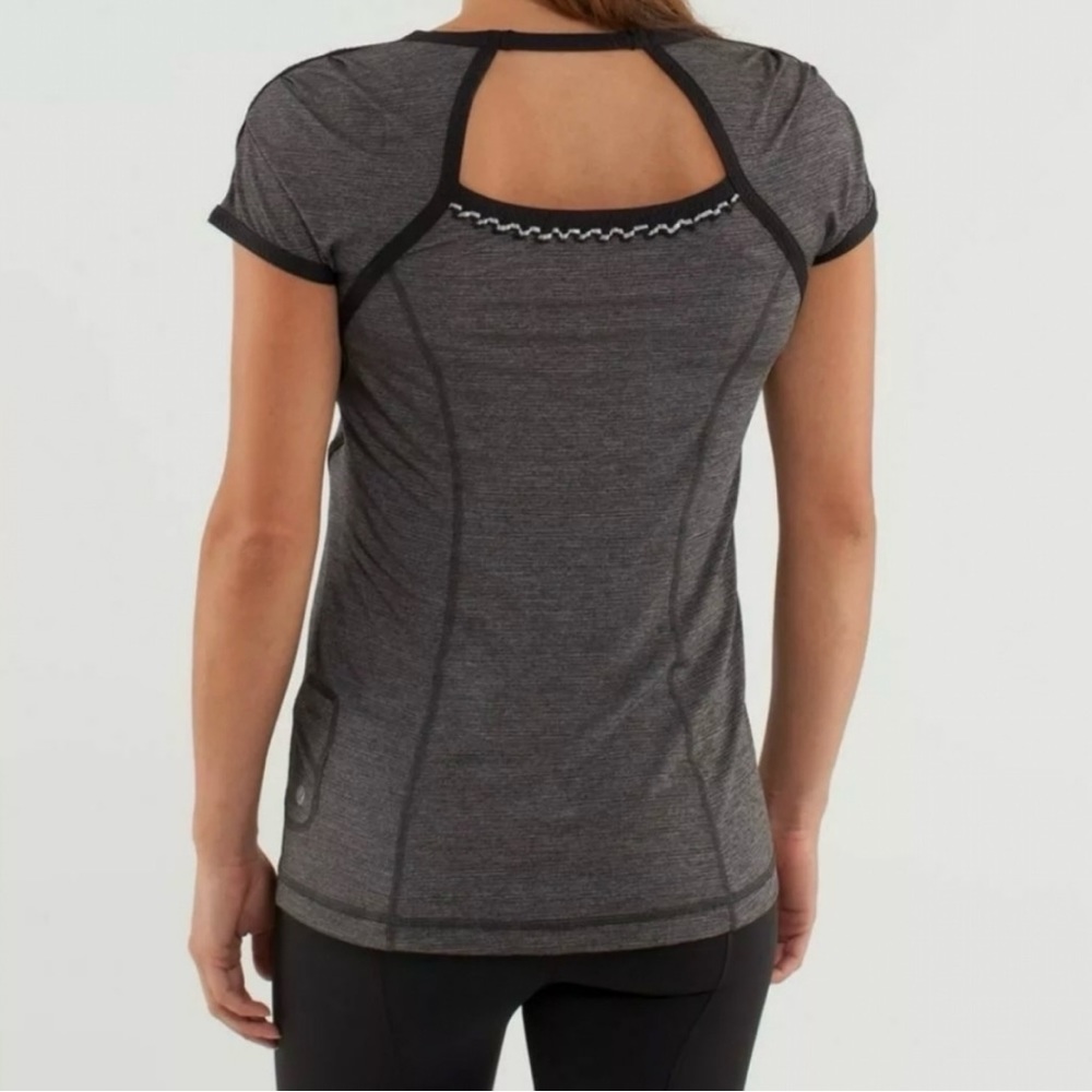 Lululemon • Team Spirit Tech Short Sleeve Black • Size 4